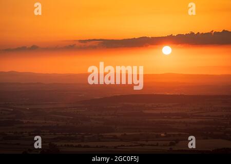 Juli Sonnenuntergang über den Shropshire Hills vom Gipfel des Wrekin in der Nähe von Telford West Midlands, England Stockfoto