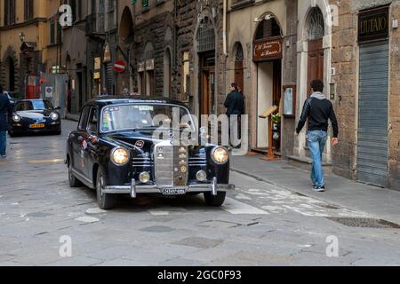 Florenz, Italien - 8. Mai 2010: MERCEDES-BENZ 180 D (1955) bei der Rallye Mille Miglia 2010 auf einer belebten Straße in Florenz. Stockfoto