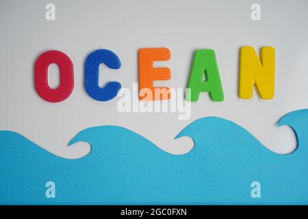 Wort Ozean in farbigen Alphabeten geschrieben, lustige Art, Kinder zu unterrichten Stockfoto