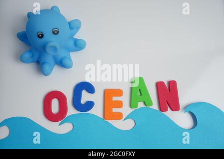 Wort Ozean in farbigen Alphabeten geschrieben, lustige Art, Kinder zu unterrichten Stockfoto