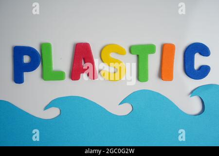 Wort Kunststoff in farbigen Alphabeten geschrieben, lustige Art und Weise, Kinder zu lehren Stockfoto