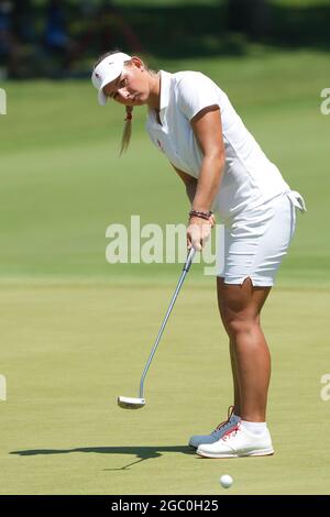 Saitama, Japan. August 2021. Emily Kristine Pedersen aus Dänemark tritt bei den Olympischen Spielen 2020 in Tokio in Saitama, Japan, am 6. August 2021, beim dritten Golfrunde der Frauen an. Quelle: Zheng Huansong/Xinhua/Alamy Live News Stockfoto