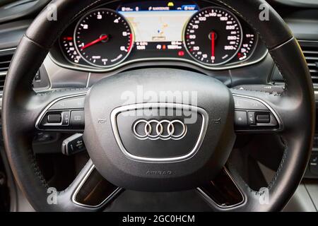 GRODNO, WEISSRUSSLAND - DEZEMBER 2019: Audi A6 4G C7 Lenkrad mit audi Logo mit unfokussiertem Auto Armaturenbrett-Display Navigation GPS-System mit Karte Stockfoto