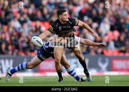 SYDNEY, AUSTRALIEN - 29. MAI: Nathan Cleary von den Panthers übergibt den Ball während des zwölften NRL-Spiels zwischen den Penrith Panthers und Canterbury Bulldogs im BlueBet Stadium am 29. Mai 2021 in Sydney, Australien. Quelle: Kevin Manning/Speed Media/Alamy Live News Stockfoto