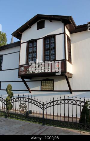 Aziziye Nachbarschaft, in einem traditionellen Haus. Ein restauriertes türkisches Haus. Ein Herrenhaus im Stadtteil Karatay. Stockfoto