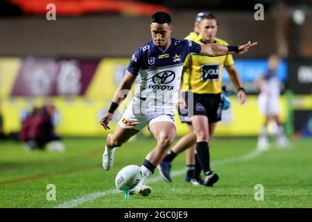 SYDNEY, AUSTRALIEN - 11. JUNI: Valentine Holmes von den Cowboys wandelt sich vom Rand des Spiels während der 14. NRL-Runde zwischen den Manly Sea Eagles und den North Queensland Cowboys im Brookvale Oval am 11. Juni 2021 in Sydney, Australien. Quelle: Pete Dovgan/Speed Media/Alamy Live News Stockfoto