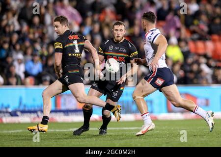 SYDNEY, AUSTRALIEN - 18. JUNI: Dylan Edwards von den Panthers macht einen Flickpass während des NRL-Spiels der Penrith Panthers und Sydney Roosters im BlueBet Stadium am 18. Juni 2021 in Sydney, Australien. Quelle: Kevin Manning/Speed Media/Alamy Live News Stockfoto