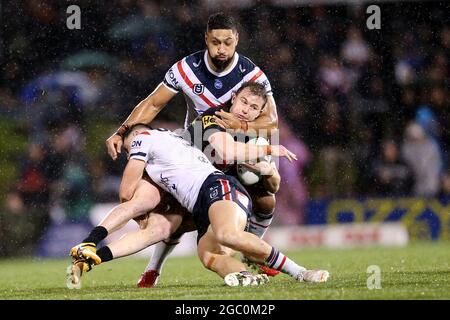 SYDNEY, AUSTRALIEN - 18. JUNI: Dylan Edwards von den Panthers wird während des 15. NRL-Spiels zwischen den Penrith Panthers und Sydney Roosters im BlueBet Stadium am 18. Juni 2021 in Sydney, Australien, angepackt. Quelle: Kevin Manning/Speed Media/Alamy Live News Stockfoto