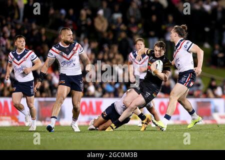 SYDNEY, AUSTRALIEN - 18. JUNI: Dylan Edwards von den Panthers wird während des 15. NRL-Spiels zwischen den Penrith Panthers und Sydney Roosters im BlueBet Stadium am 18. Juni 2021 in Sydney, Australien, angepackt. Quelle: Kevin Manning/Speed Media/Alamy Live News Stockfoto