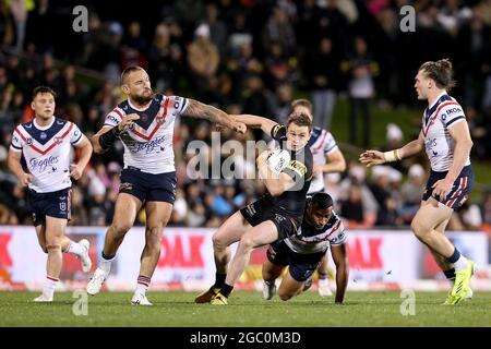 SYDNEY, AUSTRALIEN - 18. JUNI: Dylan Edwards von den Panthers wird während des 15. NRL-Spiels zwischen den Penrith Panthers und Sydney Roosters im BlueBet Stadium am 18. Juni 2021 in Sydney, Australien, angepackt. Quelle: Kevin Manning/Speed Media/Alamy Live News Stockfoto