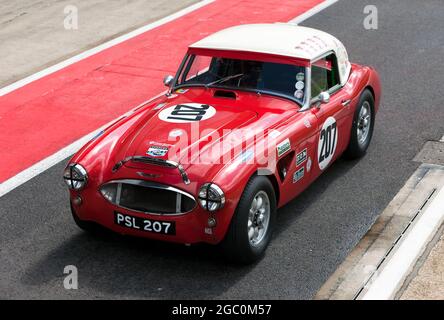 Crispin Harris und James Wilmoths, Austin Healey 3000, in der Boxengasse vor dem Start der International Trophy for Classic Pre-66 GT Cars Stockfoto