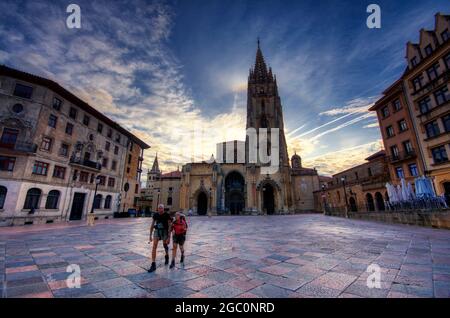 Oviedo, Spanien - 5. August 2021: Zwei Pilger beginnen die Wallfahrt nach Santiago de Compostela auf dem Camino Primitivo, der von Oviedo abfährt. Geben Sie im p Stockfoto