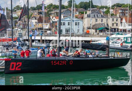 cowes Week, Insel von wight, cowes Yacht Hafen, Racing Yacht Crews, Yacht Crews warten auf Rennen, Yacht Crew Vorbereitung Boot für den Rennsport, Segelregatta. Stockfoto