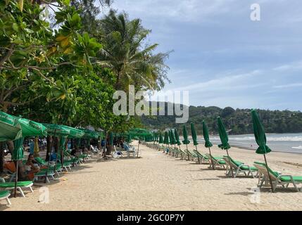 Phuket, Thailand. August 2021. Touristen wohnen am Patong Beach im Rahmen des Modellprojekts „Sandbox“. Phuket lässt seit dem 1. Juli vollständig geimpfte Urlauber auf der Insel unter Quarantäne. Bisher sind nur wenige Urlauber gekommen, viele Strände bleiben leer. Quelle: Carola Frentzen/dpa/Alamy Live News Stockfoto