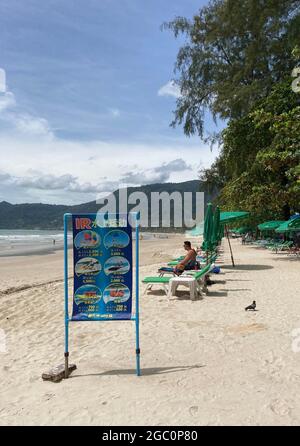 Phuket, Thailand. August 2021. Touristen wohnen am Patong Beach im Rahmen des Modellprojekts „Sandbox“. Phuket lässt seit dem 1. Juli vollständig geimpfte Urlauber auf der Insel unter Quarantäne. Bisher sind nur wenige Urlauber gekommen, viele Strände bleiben leer. Quelle: Carola Frentzen/dpa/Alamy Live News Stockfoto