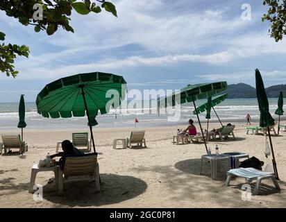 Phuket, Thailand. August 2021. Touristen wohnen am Patong Beach im Rahmen des Modellprojekts „Sandbox“. Phuket lässt seit dem 1. Juli vollständig geimpfte Urlauber auf der Insel unter Quarantäne. Bisher sind nur wenige Urlauber gekommen, viele Strände bleiben leer. Quelle: Carola Frentzen/dpa/Alamy Live News Stockfoto