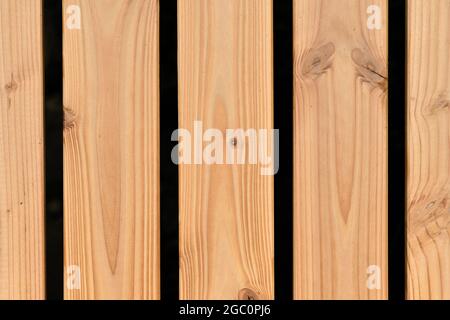Natürliche Holzplanken als Teil eines Zauns Stockfoto