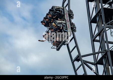 Sah die Fahrt JIGSAW Killer Movie Themed Rollercoaster Thorpe Park Theme Park Panning Shots Stockfoto