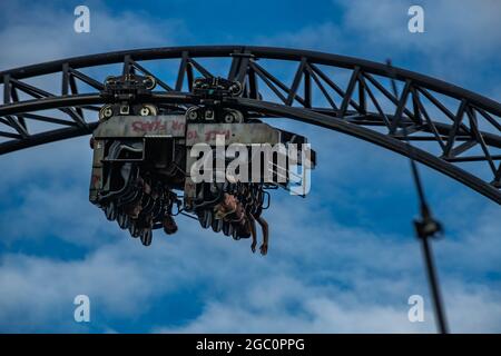 Sah die Fahrt JIGSAW Killer Movie Themed Rollercoaster Thorpe Park Theme Park Panning Shots Stockfoto