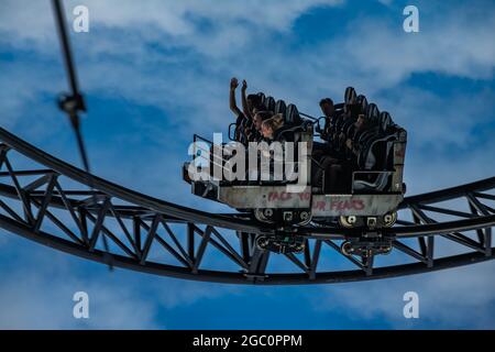 Sah die Fahrt JIGSAW Killer Movie Themed Rollercoaster Thorpe Park Theme Park Panning Shots Stockfoto