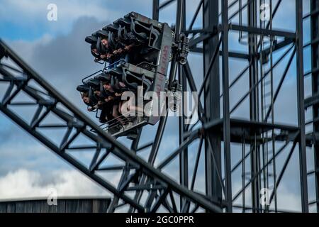 Sah die Fahrt JIGSAW Killer Movie Themed Rollercoaster Thorpe Park Theme Park Panning Shots Stockfoto