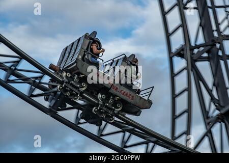 Sah die Fahrt JIGSAW Killer Movie Themed Rollercoaster Thorpe Park Theme Park Panning Shots Stockfoto