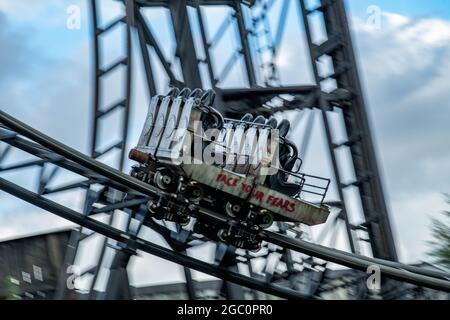 Sah die Fahrt JIGSAW Killer Movie Themed Rollercoaster Thorpe Park Theme Park Panning Shots Stockfoto