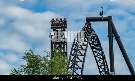 Sah die Fahrt JIGSAW Killer Movie Themed Rollercoaster Thorpe Park Theme Park Panning Shots Stockfoto