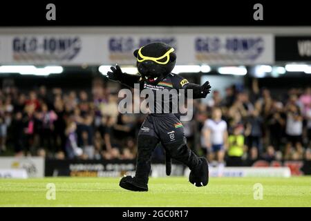 SYDNEY, AUSTRALIEN - 25. MÄRZ: Panthers-Maskottchen leasd das Team zum Start des dritten NRL-Spiels zwischen den Penrith Panthers und Melbourne Storm im BlueBet Stadium am 25. März 2021 in Sydney, Australien. Quelle: Kevin Manning/Speed Media/Alamy Live News Stockfoto