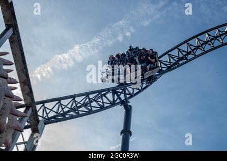 Sah die Fahrt JIGSAW Killer Movie Themed Rollercoaster Thorpe Park Theme Park Panning Shots Stockfoto