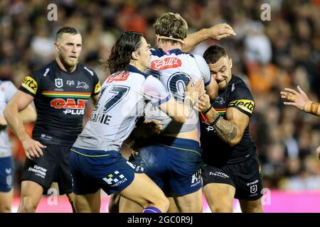 SYDNEY, AUSTRALIEN - 25. MÄRZ: Christian Welch von The Storm wird während des dritten NRL-Spiels der Penrith Panthers und Melbourne Storm im BlueBet Stadium am 25. März 2021 in Sydney, Australien, angegangen. Quelle: Kevin Manning/Speed Media/Alamy Live News Stockfoto