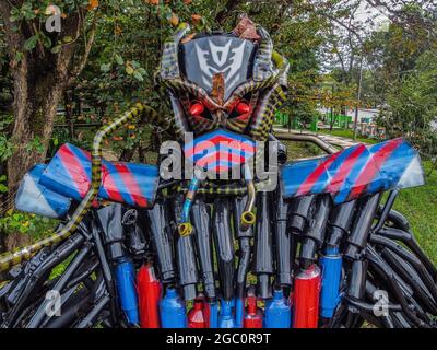 Kendari, Indonesien. August 2021. Antravi-Roboter, der von der Kendari Police Traffic Unit aus einem durch Verkehrsverstöße beschlagnahmten Bogar-Auspuff hergestellt wurde. Die Stadtverkehrspolizei Kendari hat eine innovative Entwicklung durchgeführt, um einen Roboter zu entwickeln, der einem Transformator ähnelt, der aus Rennabgasen besteht, die von Autofahrern beschlagnahmt wurden, die andere Verkehrsteilnehmer wegen des Geräuschpeglers belästigen. Der Roboter trägt den Namen „ANTRAVI“ oder steht für „Anti Traffic Violation“. Kredit: SOPA Images Limited/Alamy Live Nachrichten Stockfoto