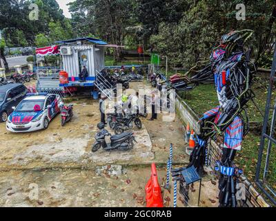 Kendari, Indonesien. August 2021. Antravi-Roboter, der von der Kendari Police Traffic Unit aus einem durch Verkehrsverstöße beschlagnahmten Bogar-Auspuff hergestellt wurde. Die Stadtverkehrspolizei Kendari hat eine innovative Entwicklung durchgeführt, um einen Roboter zu entwickeln, der einem Transformator ähnelt, der aus Rennabgasen besteht, die von Autofahrern beschlagnahmt wurden, die andere Verkehrsteilnehmer wegen des Geräuschpeglers belästigen. Der Roboter trägt den Namen „ANTRAVI“ oder steht für „Anti Traffic Violation“. Kredit: SOPA Images Limited/Alamy Live Nachrichten Stockfoto