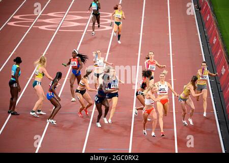 Die Läufer in Aktion, rechts die deutsche Staffel mit Corinna SCHWAB (GER), Carolina KRAFZIK (GER), Laura MUELLER (MULLER, Muller, GER) Ruth Sophia SPELMEYER-PREUSS (GER) Leichtathletik, 4x 400m Staffel der Frauen, Frauen-Staffel 4 x 400m Halbfinale, am 5. August 2021 Olympische Sommerspiele 2020, ab 23. Juli. - 08.08.2021 in Tokio/Japan. Stockfoto