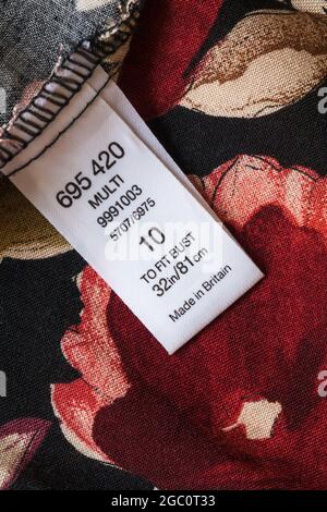 Label in Kleidungsstück - Multi Made in Britain Größe 10 - verkauft in Großbritannien, Großbritannien Stockfoto