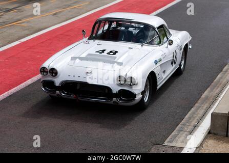 Die Chevrolet Corvette von Peter James und Alan Letts, in der Boxengasse vor dem Start der International Trophy for Classic Pre-66 GT Cars. Stockfoto