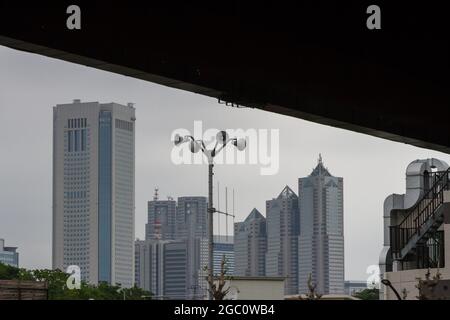 Lautsprecher für öffentliche Ansprachen vor Shinjuku-Wolkenkratzern in Yoyogi-Uehara, Tokio, Japan. Stockfoto