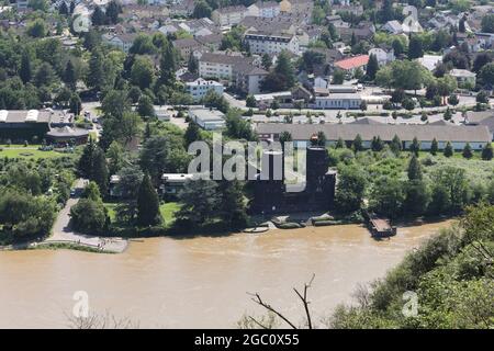 Blick vom Hochplateau der Erpeler Ley auf das Westportal der Ludendorff-Brücke in Remagen am Rhein. Stockfoto