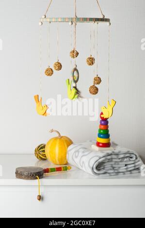 Babykrippe, Handy und Kinderspielzeug im weißen Innenraum Stockfoto