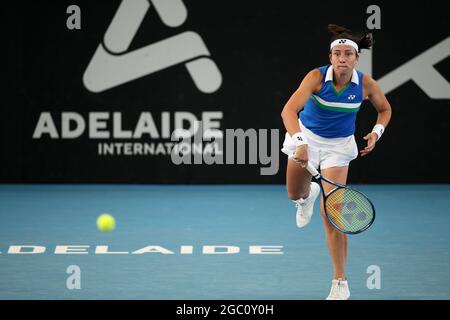 ADELAIDE, AUSTRALIEN - 22. FEBRUAR: Anastasija Sevastova aus Lativa spielt eine Vorhand gegen Caroline Garcia aus Frankreich während ihres Einzelspiels am ersten Tag des Adelaide International Tennisturniers am Memorial Drive am 22. Februar 2021 in Adelaide, Australien. Quelle: Peter Mundy/Speed Media/Alamy Live News Stockfoto