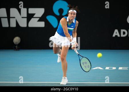 ADELAIDE, AUSTRALIEN - 22. FEBRUAR: Anastasija Sevastova aus Lativa spielt eine Vorhand gegen Caroline Garcia aus Frankreich während ihres Einzelspiels am ersten Tag des Adelaide International Tennisturniers am Memorial Drive am 22. Februar 2021 in Adelaide, Australien. Quelle: Peter Mundy/Speed Media/Alamy Live News Stockfoto