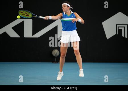 ADELAIDE, AUSTRALIEN - 22. FEBRUAR: Anastasija Sevastova aus Lativa spielt eine Vorhand gegen Caroline Garcia aus Frankreich während ihres Einzelspiels am ersten Tag des Adelaide International Tennisturniers am Memorial Drive am 22. Februar 2021 in Adelaide, Australien. Quelle: Peter Mundy/Speed Media/Alamy Live News Stockfoto