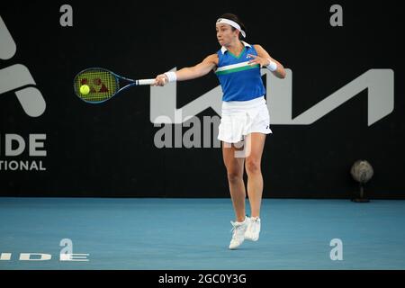 ADELAIDE, AUSTRALIEN - 22. FEBRUAR: Anastasija Sevastova aus Lativa spielt eine Vorhand gegen Caroline Garcia aus Frankreich während ihres Einzelspiels am ersten Tag des Adelaide International Tennisturniers am Memorial Drive am 22. Februar 2021 in Adelaide, Australien. Quelle: Peter Mundy/Speed Media/Alamy Live News Stockfoto