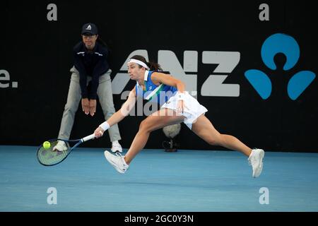 ADELAIDE, AUSTRALIEN - 22. FEBRUAR: Anastasija Sevastova aus Lativa spielt eine Vorhand gegen Caroline Garcia aus Frankreich während ihres Einzelspiels am ersten Tag des Adelaide International Tennisturniers am Memorial Drive am 22. Februar 2021 in Adelaide, Australien. Quelle: Peter Mundy/Speed Media/Alamy Live News Stockfoto