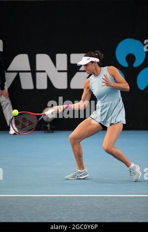 ADELAIDE, AUSTRALIEN - 22. FEBRUAR: Caroline Garcia aus Frankreich spielt eine Vorhand gegen Anastasija Sevastova aus Lativa während ihres Einzelspiels am ersten Tag des Adelaide International Tennisturniers am Memorial Drive am 22. Februar 2021 in Adelaide, Australien. Quelle: Peter Mundy/Speed Media/Alamy Live News Stockfoto