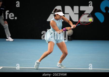 ADELAIDE, AUSTRALIEN - 22. FEBRUAR: Caroline Garcia aus Frankreich trifft am ersten Tag des Adelaide International Tennisturniers am Memorial Drive am 22. Februar 2021 in Adelaide, Australien, eine Rückhand gegen Anastasija Sevastova aus Lativa. Quelle: Peter Mundy/Speed Media/Alamy Live News Stockfoto