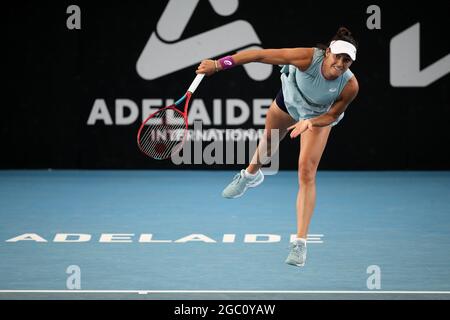 ADELAIDE, AUSTRALIEN - 22. FEBRUAR: Die Französin Caroline Garcia spielt am ersten Tag des Adelaide International Tennisturniers am Memorial Drive am 22. Februar 2021 in Adelaide, Australien, gegen Anastasija Sevastova aus Lativa. Quelle: Peter Mundy/Speed Media/Alamy Live News Stockfoto