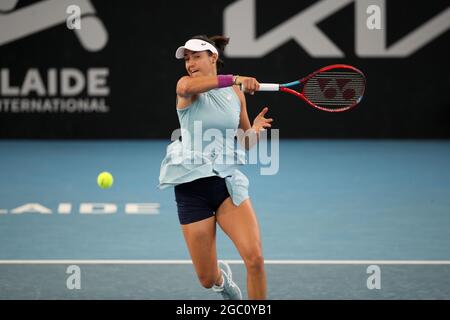 ADELAIDE, AUSTRALIEN - 22. FEBRUAR: Caroline Garcia aus Frankreich spielt eine Vorhand gegen Anastasija Sevastova aus Lativa während ihres Einzelspiels am ersten Tag des Adelaide International Tennisturniers am Memorial Drive am 22. Februar 2021 in Adelaide, Australien. Quelle: Peter Mundy/Speed Media/Alamy Live News Stockfoto