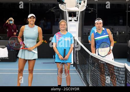 ADELAIDE, AUSTRALIEN - 22. FEBRUAR: Caroline Garcia aus Frankreich und Anastasija Sevastova aus Lativa während ihres Einzelspieles am ersten Tag des Adelaide International Tennisturniers am Memorial Drive am 22. Februar 2021 in Adelaide, Australien. Quelle: Peter Mundy/Speed Media/Alamy Live News Stockfoto