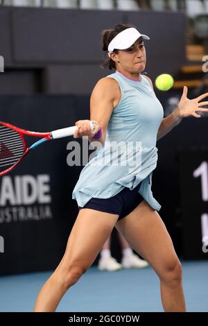 ADELAIDE, AUSTRALIEN - 22. FEBRUAR: Caroline Garcia aus Frankreich spielt eine Vorhand gegen Anastasija Sevastova aus Lativa während ihres Einzelspiels am ersten Tag des Adelaide International Tennisturniers am Memorial Drive am 22. Februar 2021 in Adelaide, Australien. Quelle: Peter Mundy/Speed Media/Alamy Live News Stockfoto